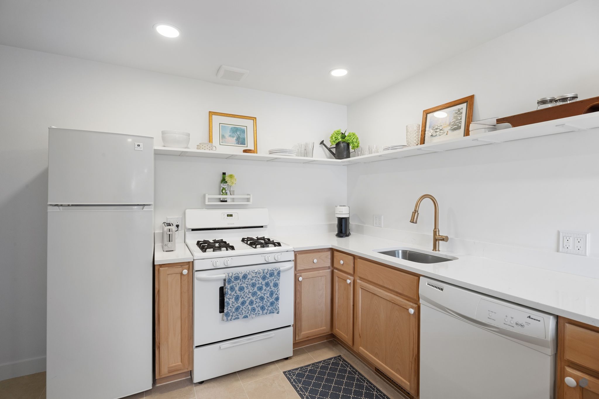 Quaint Newly renovated New England townhome  photo 2