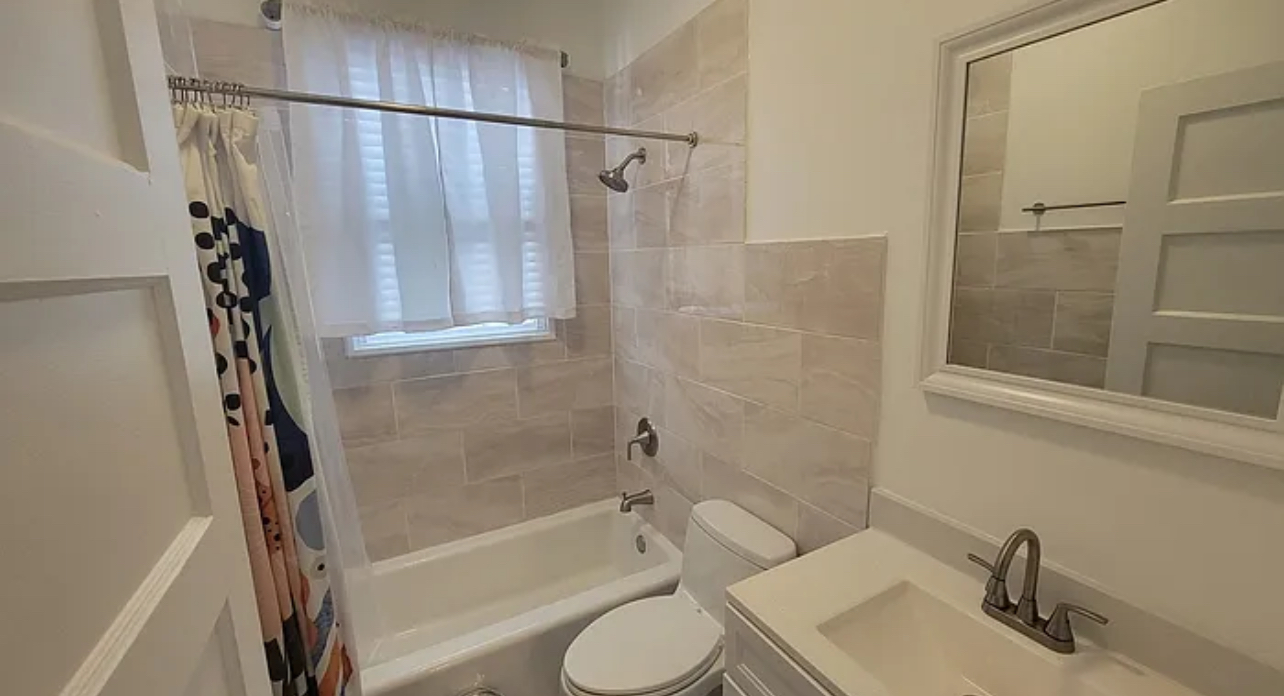 2 bathroom APT photo 4