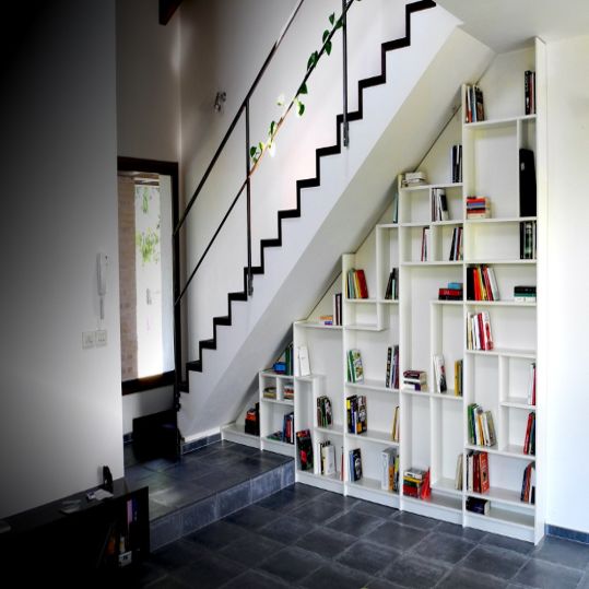 Inspirasi Desain: Rak Buku Bawah Tangga | SARAÈ Blog