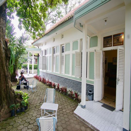 Mr. Guan Coffee & Books: Mempertahankan yang Sudah Ada dan Berbaur dengan Trend | SARAÈ Blog