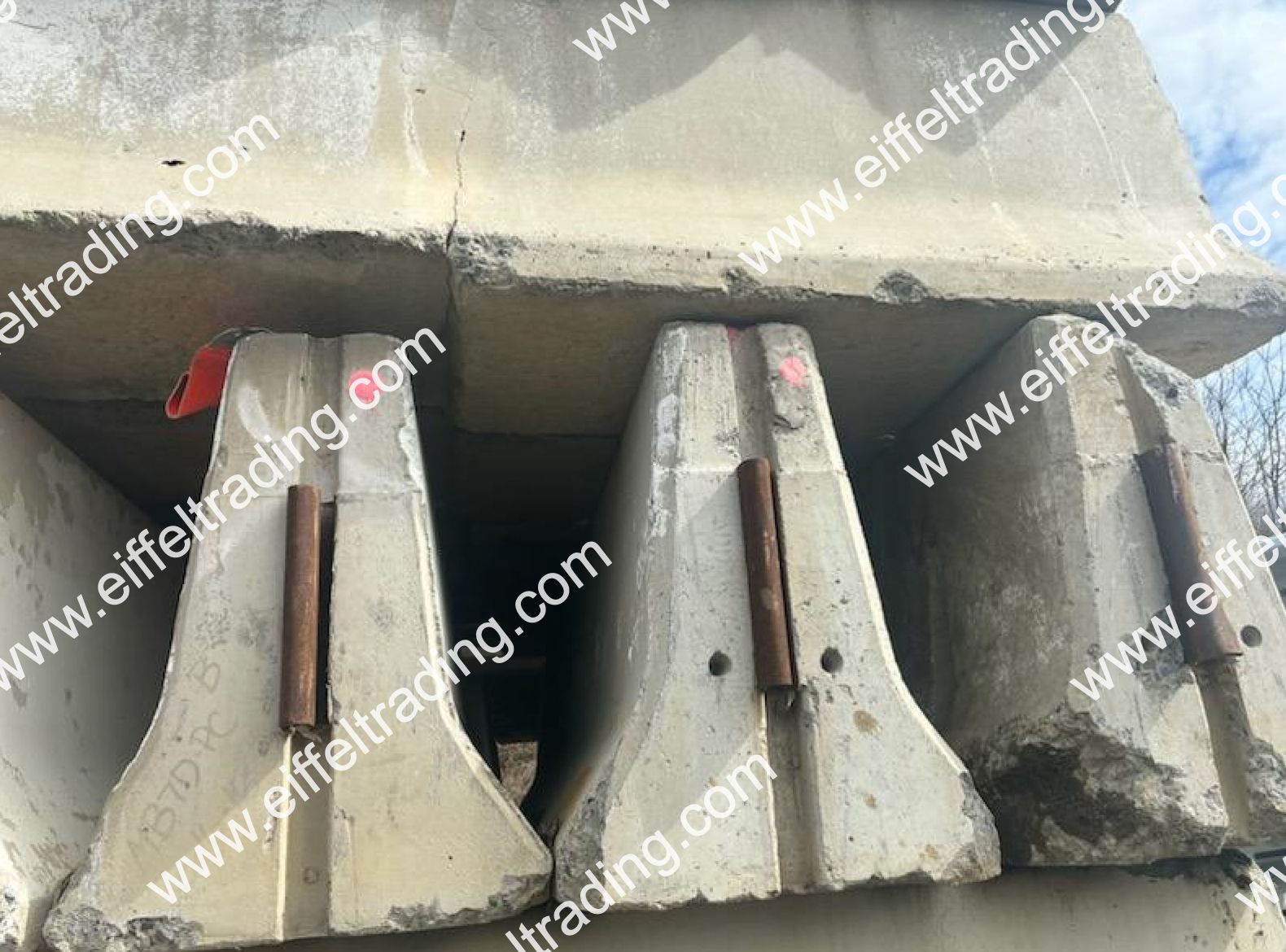 2,496LF of FShape Barrier Wall with JJ Hook Eiffel Trading