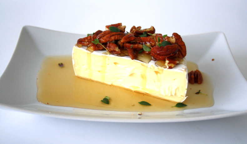 Hel brieost med honung och pecannötter - Falbygdens - Recept