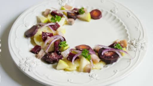 Salade de pommes de terre aux harengs fumés, betterave ...