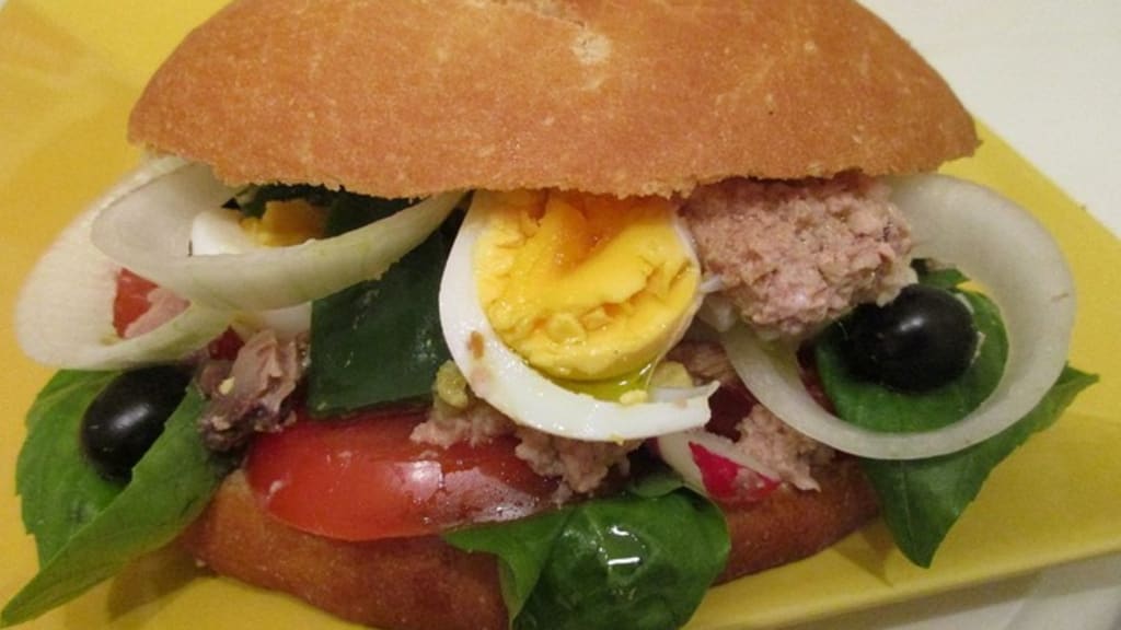 Sandwich Niçois Fait Avec Du Pain Rond Idées de recettes à base de pan bagnat