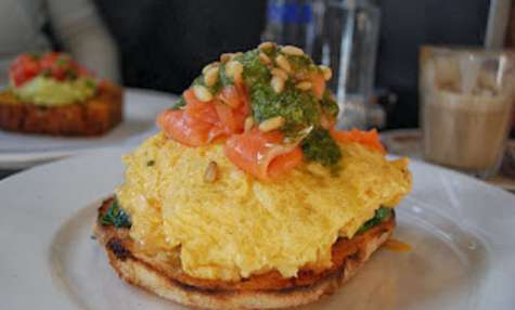 Omelette soufflée à a citrouille, saumon, pesto en bruschetta