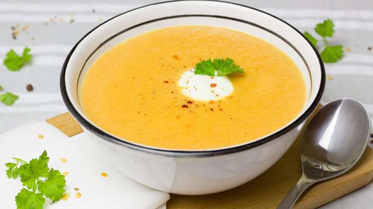 Soupe aux lentilles corail et lait de coco