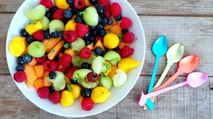 Salade estivale aux deux melons, mangue, framboises, myrtilles et basilic