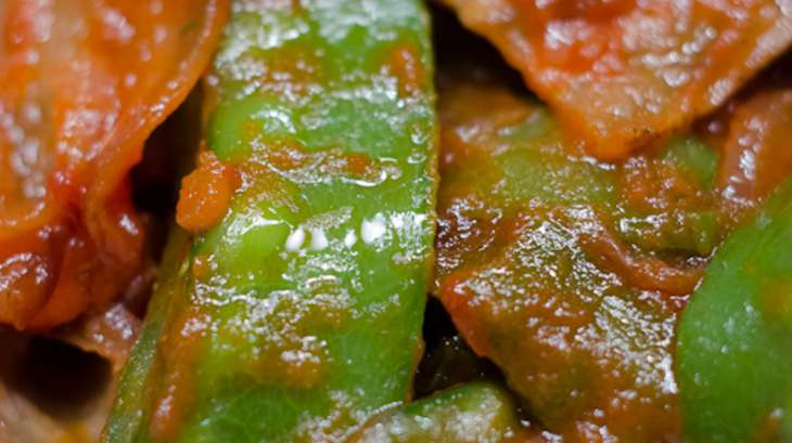 Haricots plats à la tomate et au lard