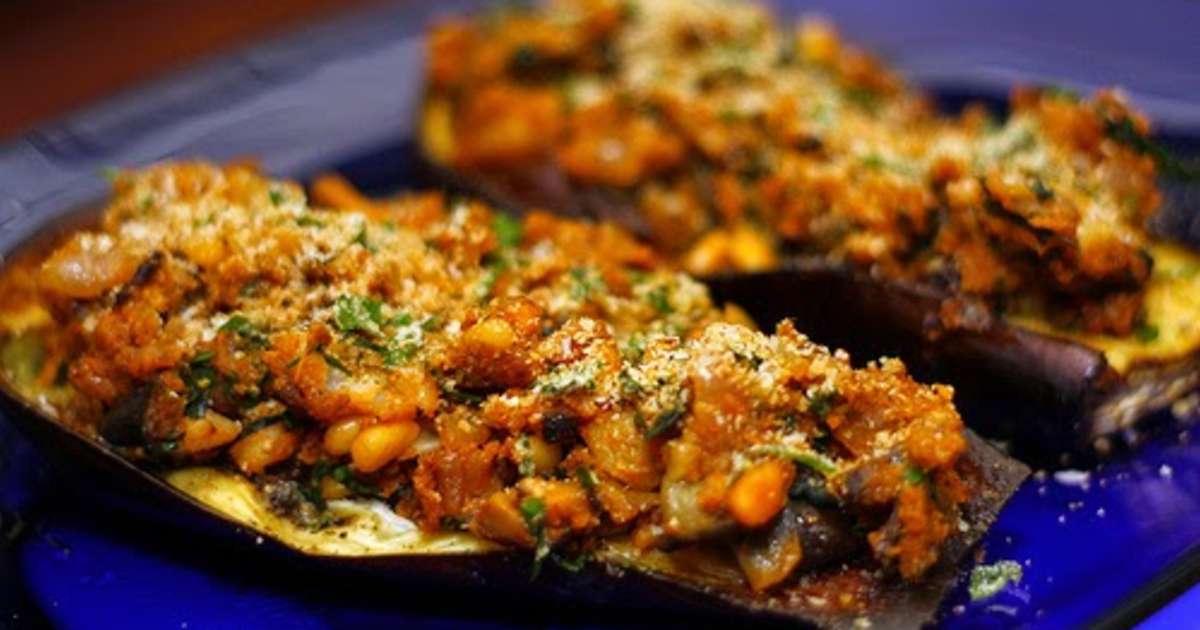 Aubergines farcies aux oignons, tomates et pignon de pin , vegan , (turquie) , Recette par Streetfood et cuisine du monde