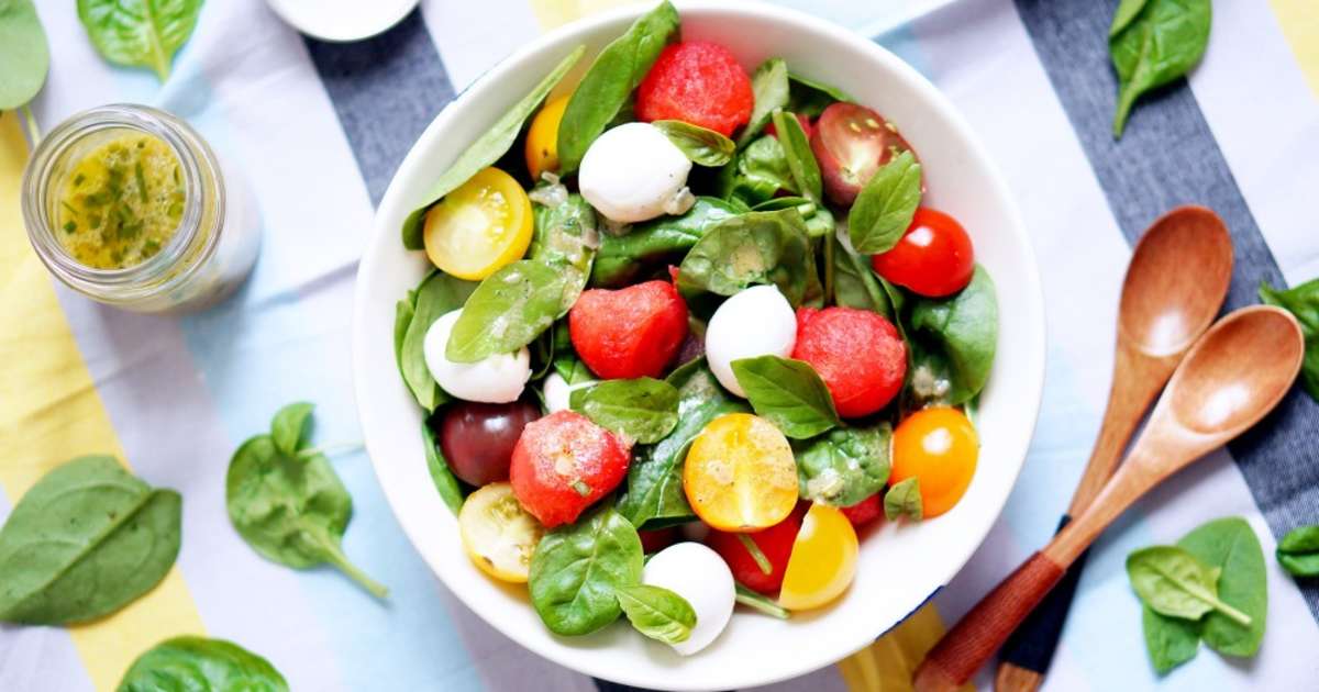 Salade de pastèque, tomate cerise, mozzarella et pousses d ...