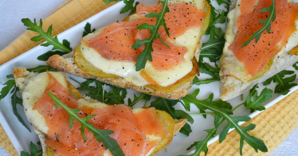 Bruschettas au saumon fumé, pommes de terre rissolées et fromage raclette