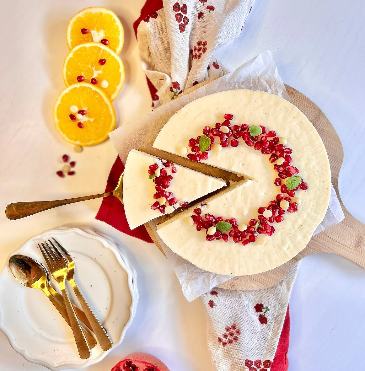 SAFFRANSMAZARINTÅRTA MED APELSIN, VIT CHOKLADCHEESECAKE OCH GRANATÄPPLE