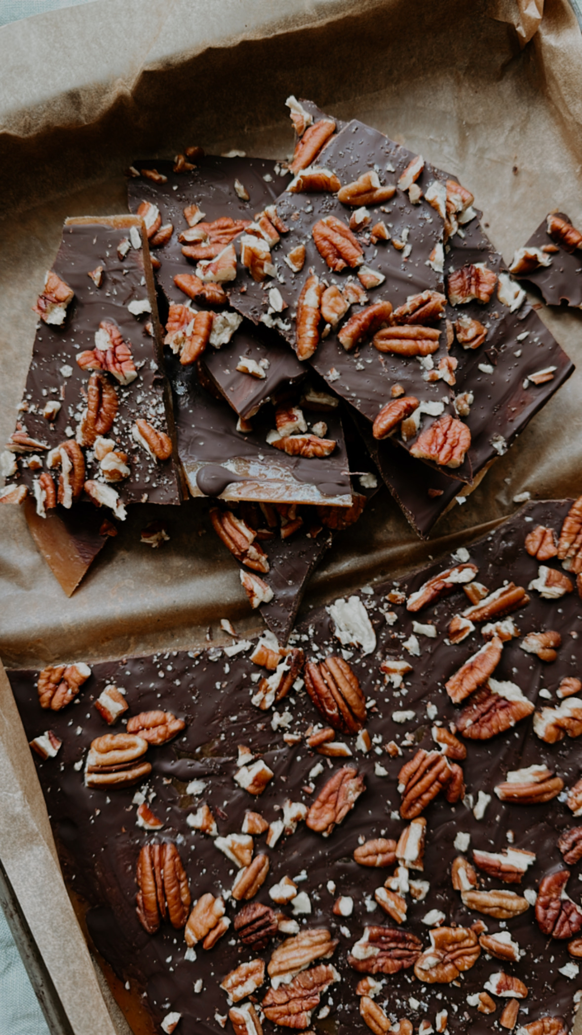 Vaniljkolabräck med mörk choklad och pekannötter