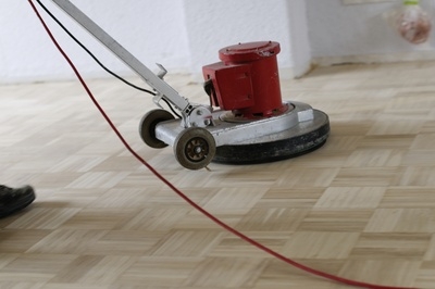 Mit einem Tellerschleifgerät lassen sich sowohl Holzdielen als auch ? wie hier zu sehen ? Parkett besonders präzise schleifen © Petra Bork / pixelio.de
