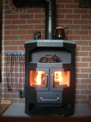 Kaminofen mit Warmhaltefach für Speisen. Kaminofen
