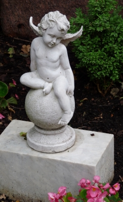 Die Grabgestaltung mit Figuren ist modern. Grabgestaltung