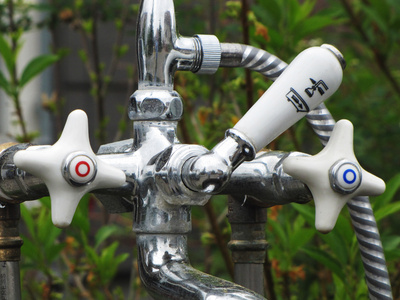 Auch alte Amaturen können eine Warmwasser-Gartendusche schmücken. Gartendusche-Warmwasser