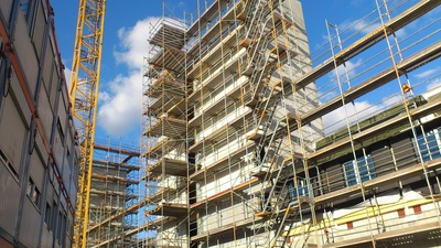 Auch im Gerüstbau findet der Arbeitsschutz auf Baustellen Anwendung.