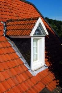 Direkter Lichteinfall mit Sonnenschutz für Dachfenster minimieren.