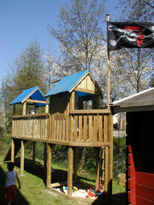 Ein Spielturm bringt Abwechslung in jeden Garten.
