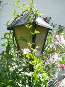 Eine dekorative Außenbeleuchtung gibt dem Garten Flair.
