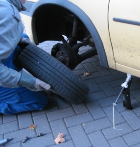 Ein Mechaniker beim Reifenservice Ein Mechaniker beim Reifenservice