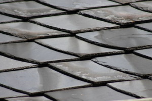 Schieferdach gedeckt mit Naturschiefer. Schieferdach
