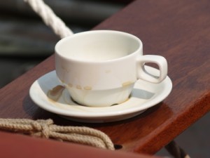 Kaffeetasse auf Mahagoni