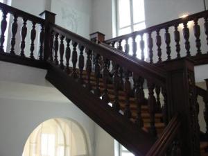 Klassische Holztreppe aus dunklem Holz