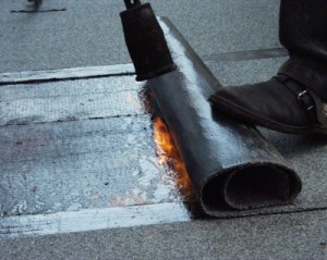 Flachdachaufbau mit Bitumen-Schweißbahn.