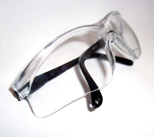 Eine Sicherheitsbrille schützt die Augen vor Splittern