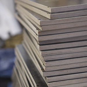 Im Schreinerhandwerk kommen die unterschiedlichsten Materialien zum Einsatz, beispielsweise Multiplex Platten.