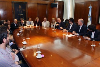 Miembros de LACE, la Sociedad Neurológica Argentina y del Ministerio del Interior incluyendo al propio Ministro (2015)