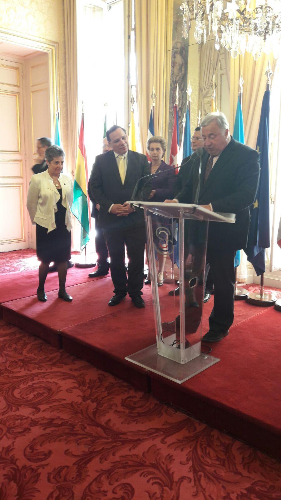 Gérard Larcher, President of the French Senate, presents Dr Medina with Senate Medal