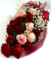 A bouquet of red and pink roses fabric ümbises