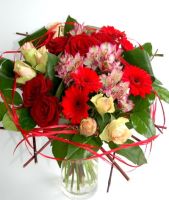 Large karkasskimp roses, gerberas and inkaliiliatega