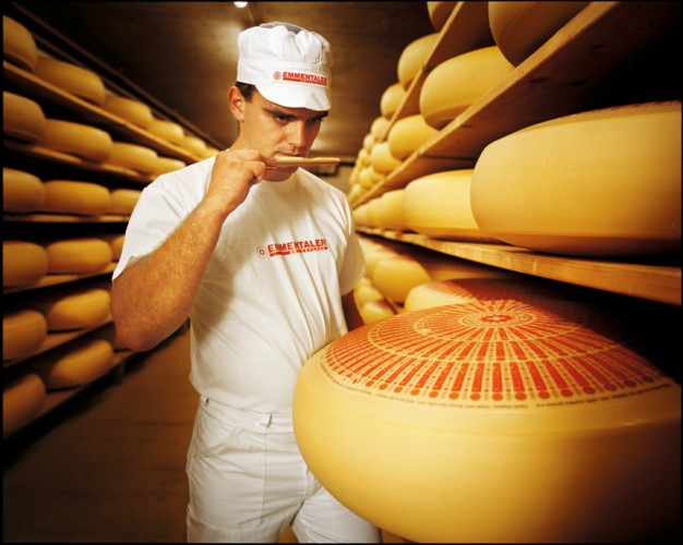 Emmentaler-AOC-eleboracion-del-auténtico-queso-suizo-de-los-agujeros-el-portal-del-chcinado