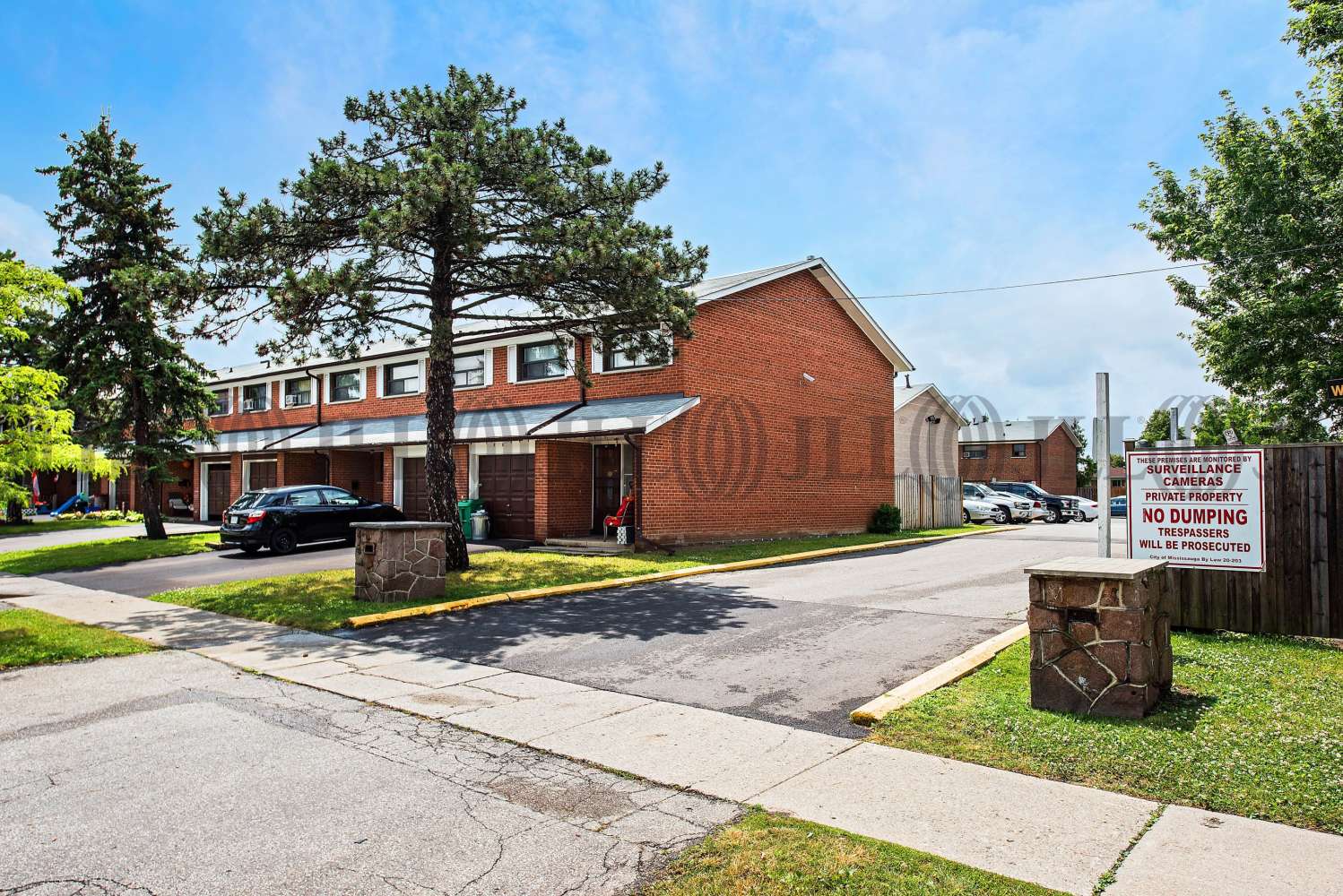Multifamily Mississauga, ON - Woodbine Square Townhomes