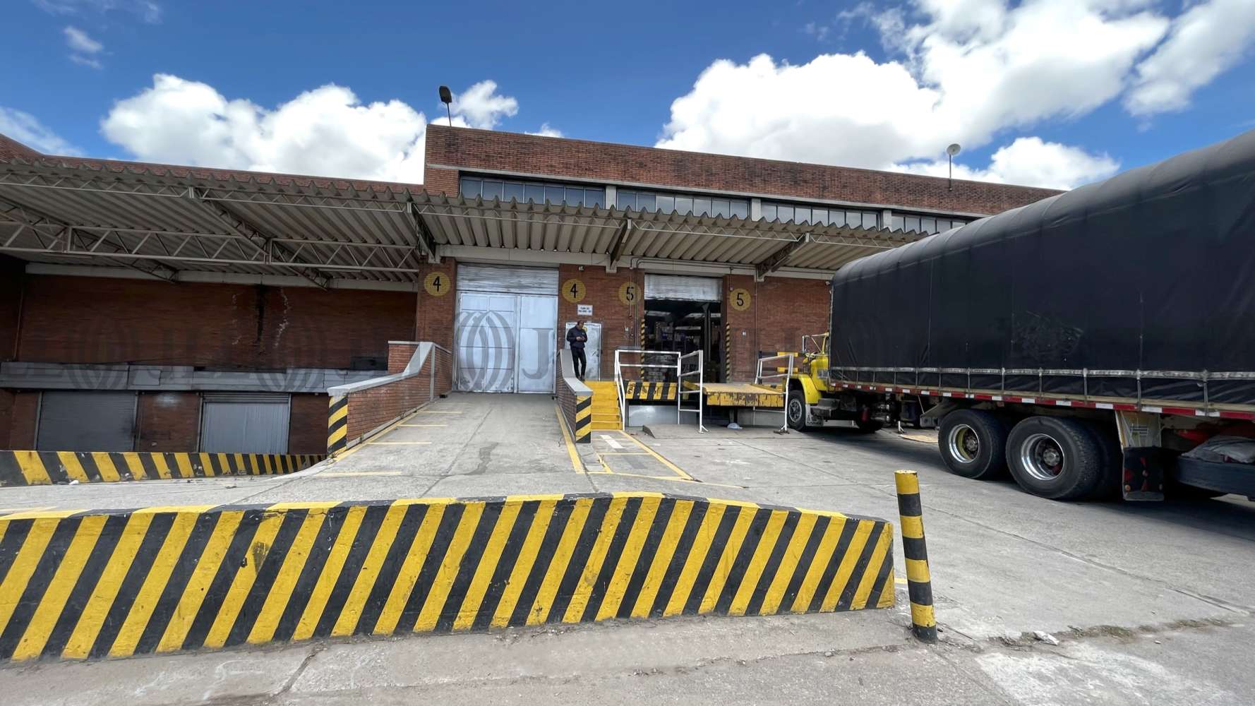 Warehouses Bogotá - Edificio Montevideo - Bodega en Arriendo