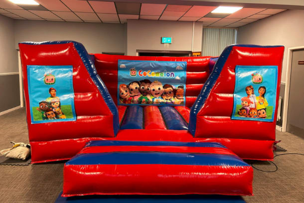 15ft X 12ft Blue And Red Box Indoor Castle - Cocomelon Theme