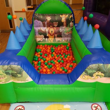 Jungle Ball Pool With Air Jugglers