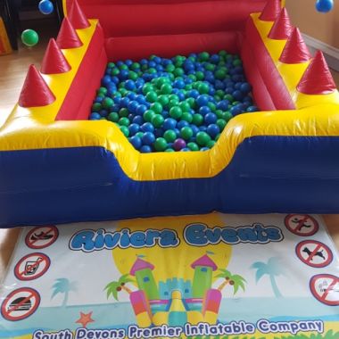 Blue Yellow Red Ball Pool With Air Jugglers