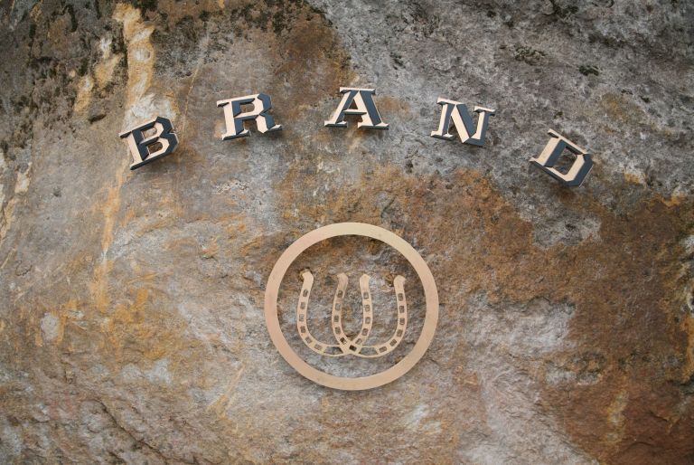 Brand vineyards sign with two horseshoes