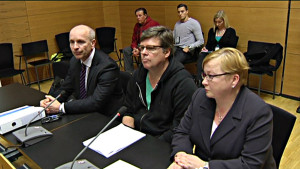 Jari Aarnio vid häktningsförhandlingen den 14 april i Helsingfors tingsrätt omgiven av sina biträden Riitta Leppiniemi och Heikki Uotila.