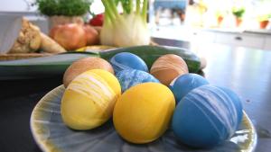 Ägg färgade med naturliga råvaror Ägg färgade med naturliga råvaror