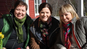 Elisabeth, Camilla och Elin i vårsolen Elisabeth, Camilla och Elin i vårsolen.