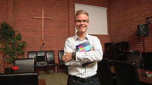 21 år och pastor. Det är Patrick Tiainen. Patrick Tiainen.