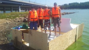 En räddningshelikopter och två patrullbåtar fick rycka ut när de unga Tallinnresenärerna på flotten hamnade i sjönöd. Ett gäng ungdomar på en egen flotte de tänkt ta sig till Tallinn med