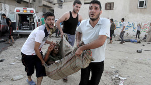 Med undantag för korta eldupphör har striderna i Gaza fortsatt oavbrutet. Palestinier för bort en skadad man efter en israelisk attack mot ett torg i Gaza 30.7.2014