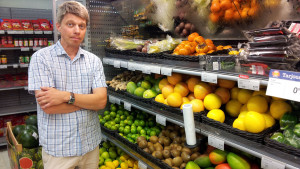 - Jag har nog inte tittat efter så noga varifrån citrusfrukterna egentligen kommer, säger Johan Lindberg. Johan Lindberg, konsument i mataffär.